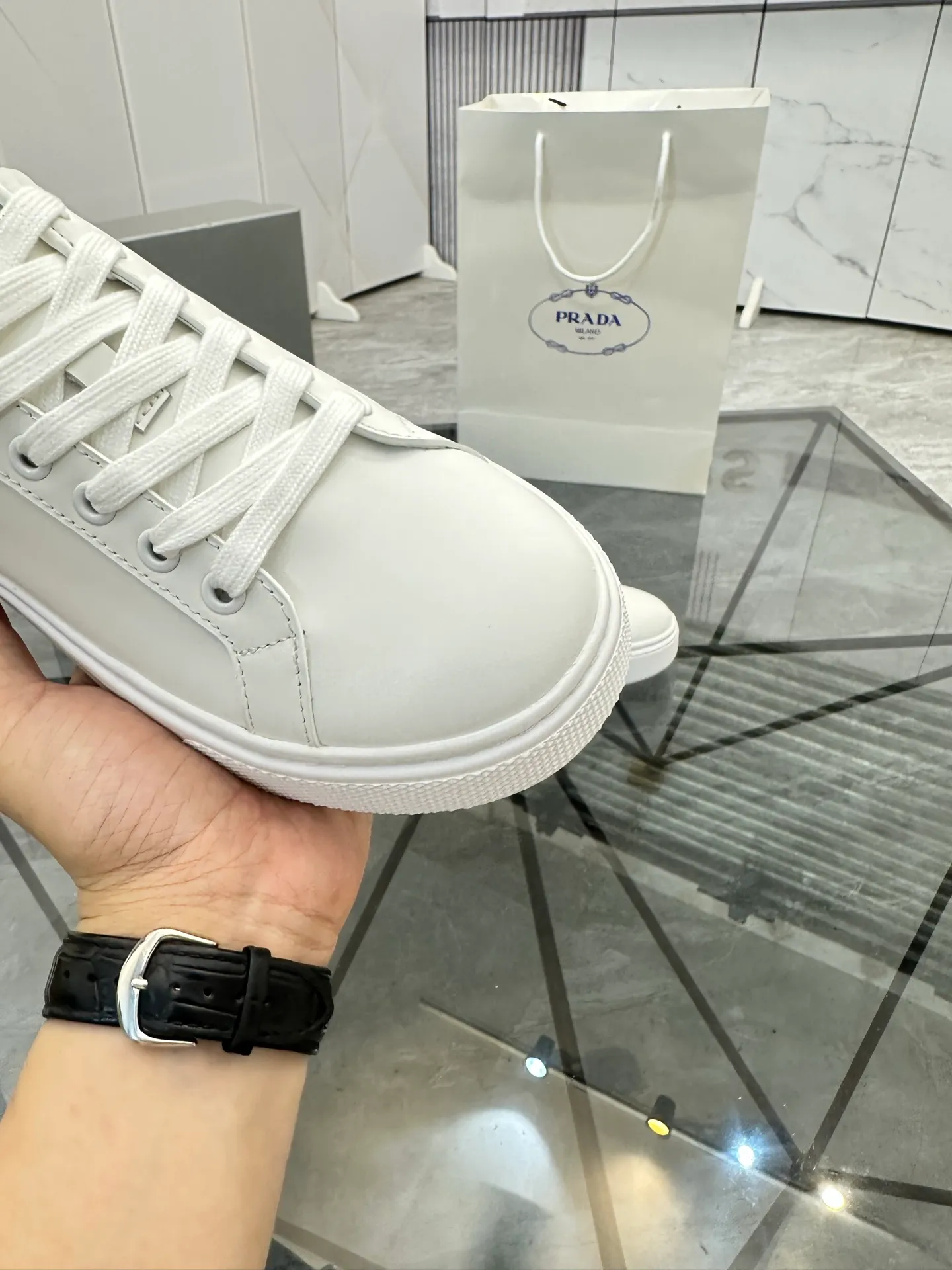 Men's shoes for sale 💰: 💰P520¥ High-end top quality Product trademark: Prada *"Prada*" low-top casual shoes Regular size: 35-45 (can be customized to 46) Couple style Product materials: imported first-layer cowhide leather upper, water-dyed sheep lining, original ultra-light foam outsole. No.: H201